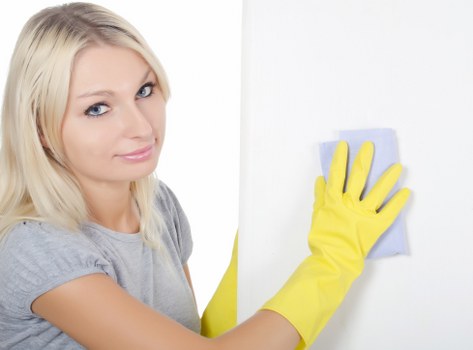 Local cleaning team preparing a flat for move-out in Canary Wharf